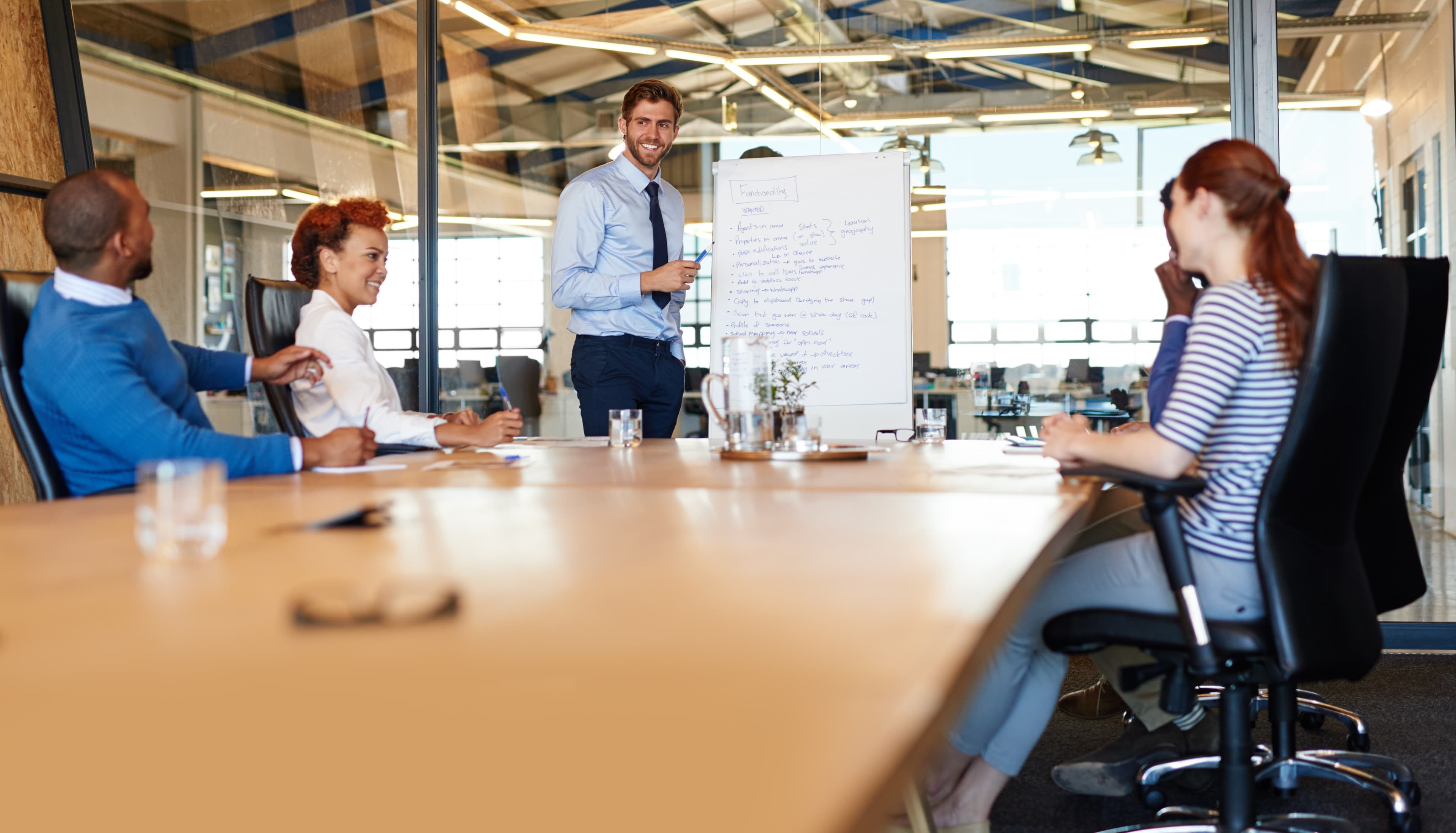 Riunione in ufficio con presentazione alla lavagna